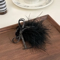 Detail van luxe zwarte haarklem met veren en kristallen strik op houten dienblad - Zwarte Veer Strik Knot Clip (FJ-1485)