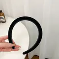 Dettaglio di un cerchietto imbottito in velluto nero con etichetta fatta a mano all'interno - Nero