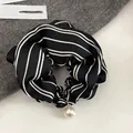 Dettaglio dell'elastico per capelli in raso a righe bianche e nere con pendente di perla - Scrunchie a Righe Nere