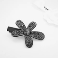 Nahaufnahme einer luxuriösen Blumen-Haarspange mit schwarzen Strasssteinen und Seidentextur - Entenschnabel-Haarclips / Schwarze Blume
