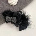 Dettaglio della pinza per capelli con fiocchi di seta nera, piume e strass scintillanti - Taglia Piccola 11cm