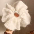 Gros plan sur le chouchou tricoté blanc surdimensionné avec une texture laineuse douce - Blanc