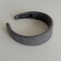 Dettaglio dell'interno del cerchietto in lana grigio scuro con etichetta Hand Made - Grigio