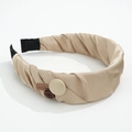 Eleganter beiger Satin-Falten-Haarreif mit Vintage-Knopf und handgefertigtem Lederlabel - Gebrochenes Weiß