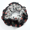 Dettaglio di un elastico per capelli vintage con rose rosse, pois e pizzo bianco - Nero