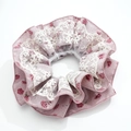 Dettaglio ravvicinato dell'elastico floreale con rose rosse e bordi in pizzo bianco - Rosa