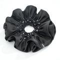 Elegante elastico scrunchie in raso nero con dettaglio floreale e design a doppio strato - Fiori e Pois