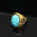 Dettaglio anello da uomo retrò in oro con turchese ovale e pietre pavé nere incastonate - Taglia 7 / Turchese Oro