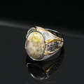 Macro di anello vintage da uomo con pietra verde e dettagli pavé neri sulla fascia laterale - Taglia 7 / Oro Bicolore Pietra Dalmata Verde