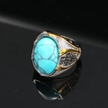 Dettaglio macro di anello da uomo retrò con turchese ovale e accenti punk oro-argento - Taglia 7 / Bicolore Turchese Verde
