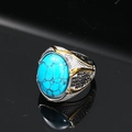 Dettagli macro dell'anello da uomo con turchese, toni argento e oro e pietre nere - Taglia 7 / Oro-Argento Turchese