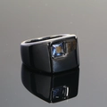 Anillo minimalista de acero de titanio negro mate con gema azul cuadrada - Talla 7 / Base Negra Piedra Azul Aqua
