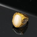 Vista macro di anello d'oro retrò con opale bianco e pietre laterali pavé nere - Taglia 7 / Oro Pietra Occhio di Gatto Bianca