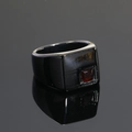 Primer plano de anillo para hombre en titanio negro mate con piedra roja cuadrada - Talla 7 / Base Negra Piedra Roja