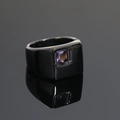 Vista macro de un anillo cuadrado de titanio negro con una gema púrpura central - Talla 7 / Negro Piedra Púrpura