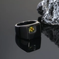 Vista macro de un anillo cuadrado de titanio negro con una circonia verde amarillenta - Talla 7 / Color Negro Gema Verde Oliva