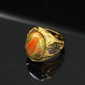 Macro di un anello vintage dorato con pietra preziosa verde-rossa e pietre nere - Taglia 7 / Colore Oro Unakite