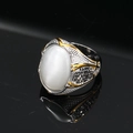 Dettaglio macro dell'anello retrò da uomo con opale bianco e pietre di zircone nero - Taglia 7 / Oro Bicolore Occhio di Gatto Bianco