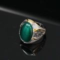 Vista macro dell'anello vintage da uomo con pietra occhio di gatto verde e dettagli argento - Taglia 7 / Bicolore Occhio di Gatto Verde
