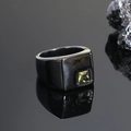 Detalle macro del anillo de sello negro para hombre en acero con gema cuadrada amarilla - Talla 7 / Negro / Circonita Amarilla Ámbar