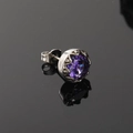 Gros plan d'une boucle d'oreille rétro en acier titane avec gemme violette et serti couronne - Ton Argent Zircone Violette (Unique)