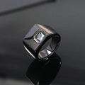 Primer plano de un anillo de sello negro pulido con una piedra preciosa cuadrada transparente - Talla 7 / Gema Blanca Negra