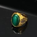 Macro di anello dorato con gemma verde occhio di gatto ovale e incisioni vintage - Taglia 7 / Occhio di Gatto Verde Dorato