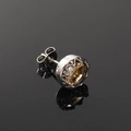 Vue macro d'une boucle d'oreille gemme champagne avec sertissage en métal ondulé - Ton Argent Zircone Champagne (Unique)