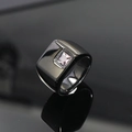 Detalle de un anillo cuadrado de acero negro pulido con una piedra preciosa transparente - Talla 7 / Negro con Circonita Rosa
