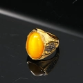 Dettaglio di anello vintage in oro con pietra occhio di gatto gialla e zirconi neri - Taglia 7 / Oro Pietra Occhio di Gatto Gialla
