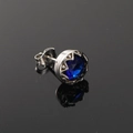 Détail macro d'une boucle d'oreille en pierre bleue ronde avec support en acier titane - Ton Argent Zircone Bleue (Unique)