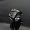 Vista macro de anillo de sello de acero de titanio con esmeralda cuadrada verde - Talla 7 / Base Negra Piedra Verde