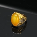 Macro di un anello d'oro con grande ambra ovale e diamanti neri micro-pavé incastonati - Taglia 7 / Colore Oro Occhio di Gatto Giallo Oro