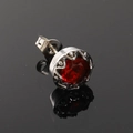 Détail de puce d'oreille rubis avec sertissage couronne argentée et fermoir papillon - Ton Argent Zircone Rouge (Unique)