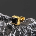 Makro-Detail von Retro-Ohrstecker mit schwarzem Zirkon und kompliziertem Goldmuster - Gold Schwarzer Zirkonia