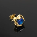 Vue macro d'une boucle d'oreille cœur dorée avec zircon bleu sur fond noir poli - Plaqué Or Zirconium Bleu
