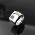 Primer plano de anillo de acero pulido plateado con una piedra cuadrada azul incrustada - Talla 7 / Base Acero Piedra Azul Aqua