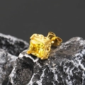 Makroansicht goldener Edelstahl-Ohrstecker mit großem quadratischem gelbem Zirkonia-Stein - Gold Gelb Zirkonia