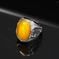 Dettaglio macro dell'anello vintage in acciaio con gemma ovale gialla e accenti neri - Taglia 7 / Colore Acciaio Occhio di Gatto Giallo Oro