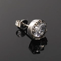 Vue détaillée d'un clou d'oreille en zircone avec base couronne sur fond noir poli - Ton Argent Zircone Blanche (Unique)