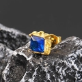 Makro-Detail des quadratischen blauen Zirkon-Ohrrings mit goldener Gravur auf Stein - Vergoldet Blauer Zirkonia