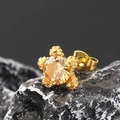 Makroaufnahme von Hip-Hop-Ohrsteckern mit Drachenkralle und champagnerfarbenem Zirkon - Gold Champagner Stein