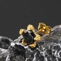 Makroaufnahme von Gold-Ohrstecker mit schwarzem Stein und Drachenkrallen-Design - Gold Schwarzer Zirkonia