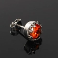 Gros plan d'un clou d'oreille en acier titane argenté avec un zircon orange rond - Ton Argent Zircone Rouge-Orange (Unique)