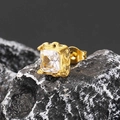 Makroansicht der quadratischen Zirkonia-Ohrringe mit goldenen Mustern und Schmetterlingsverschluss - Gold Weißer Zirkonia