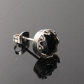 Vue macro d'un clou d'oreille en gemme noire avec sertissage couronne en acier argenté - Ton Argent Zircone Noire (Unique)
