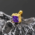 Makroaufnahme von quadratischem lila Zirkon-Ohrstecker in goldenem Retro-Rahmen - Gold Violetter Zirkonia