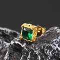 Makroaufnahme von grünem Zirkonia-Ohrring mit einem strukturierten Rahmen aus Gold - Gold Grüner Zirkonia