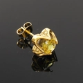 Gros plan d'un clou d'oreille en cristal champagne avec serti à quatre griffes dorées - Or Zircon Jaune