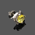 Détail de la monture en forme de dauphin avec un zircon jaune rond sur clou d'oreille en argent - Acier Zircone Jaune